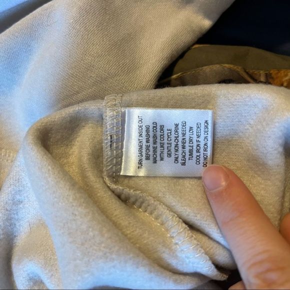 ✨Disney Mickey Mouse NWOT Tan and White Cropped Sweater - Size Large ✨ - Picture 11 of 11